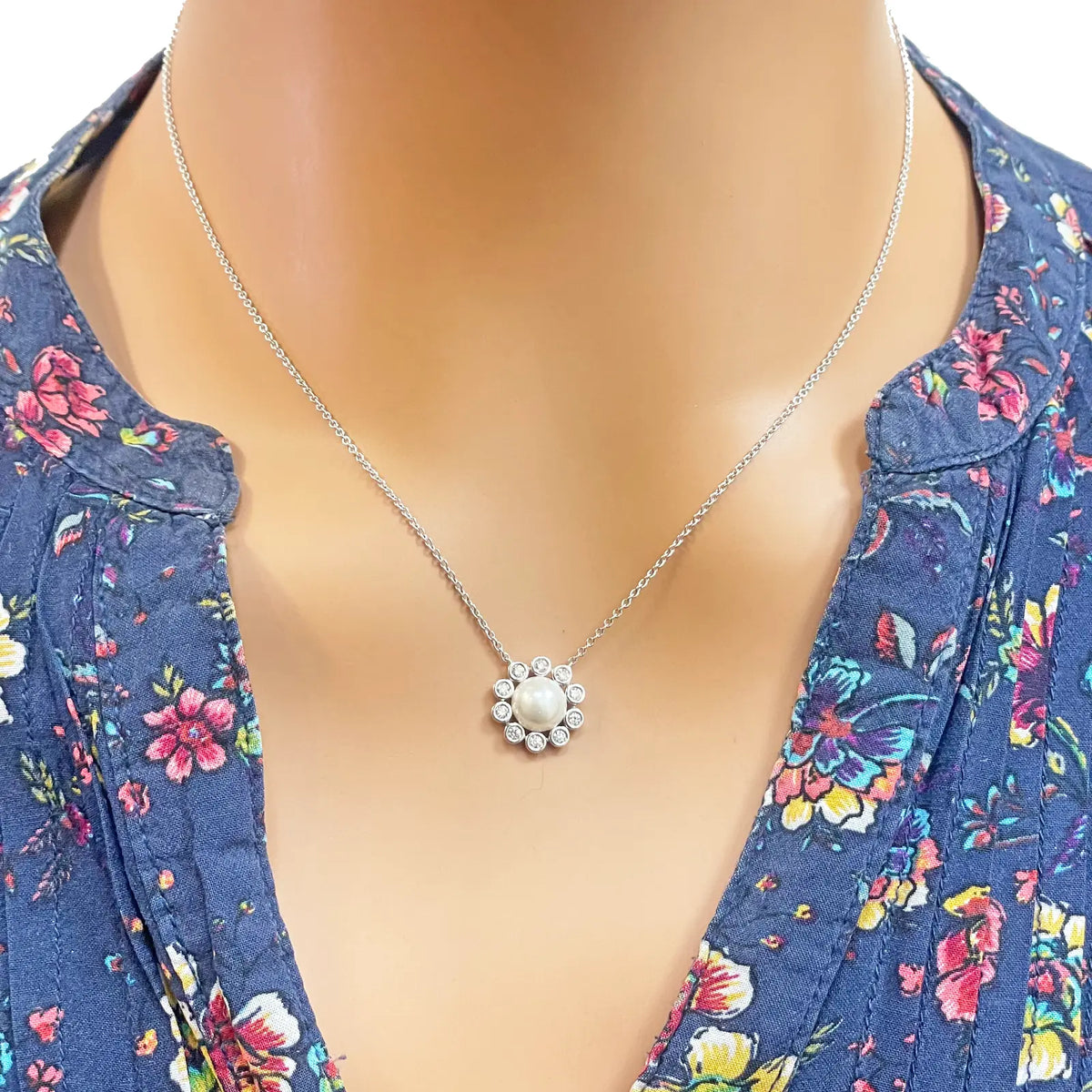 18ct White Gold Diamond & Freshwater Pearls Floral Necklace/Earrings Set 2.73ct