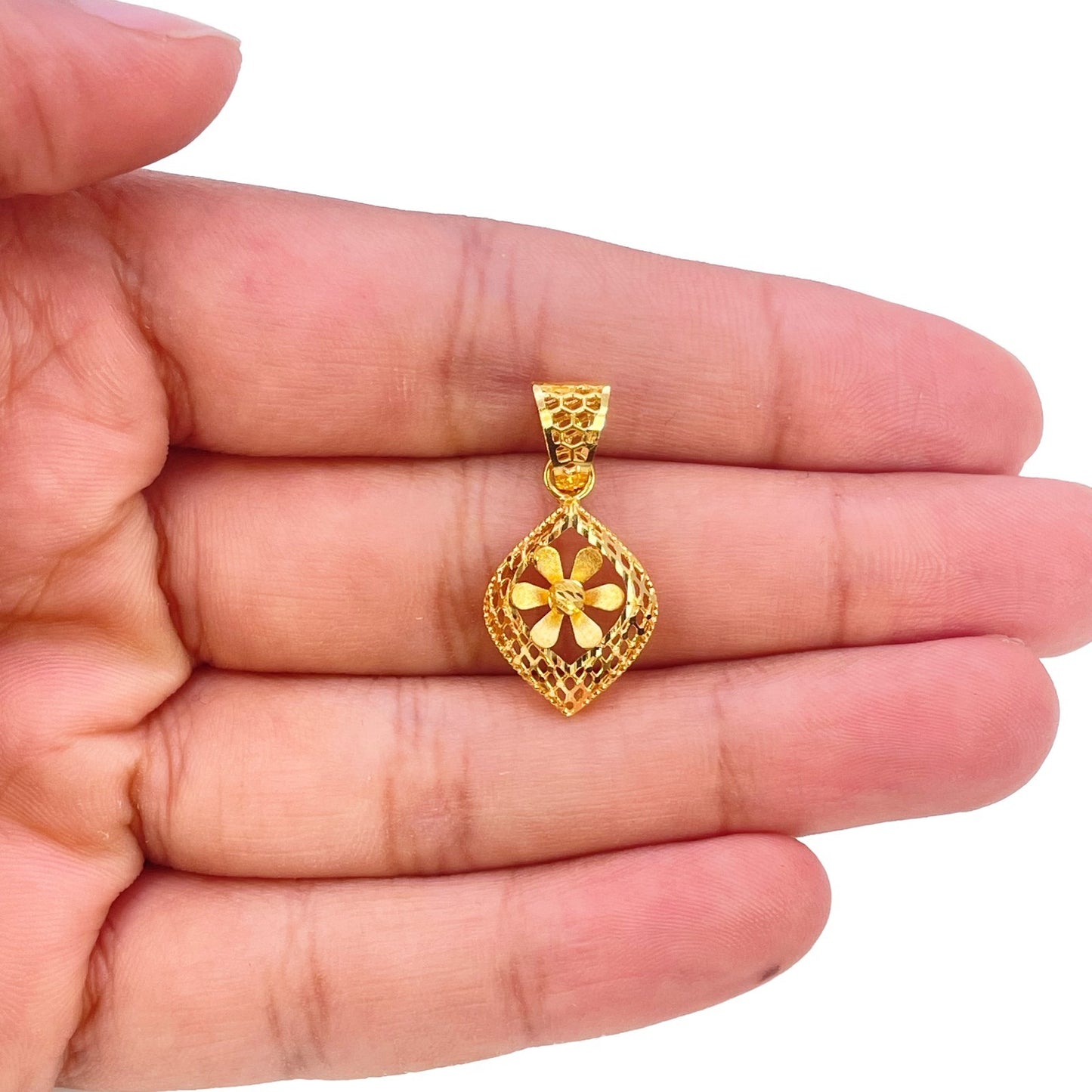 22ct Yellow Gold Diamond Cut Open Lattice Rhombus Daisy Floral Pendant