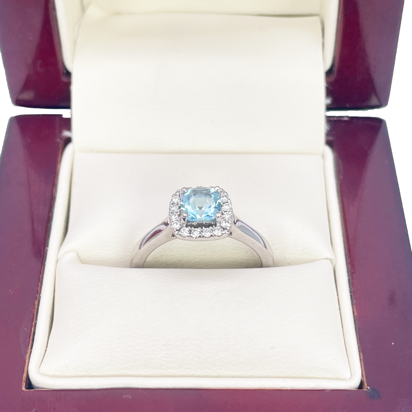 Ring aus 18 Karat Weißgold mit Aquamarin, Diamant-Halo und Kissenschliff, 0,70 ct