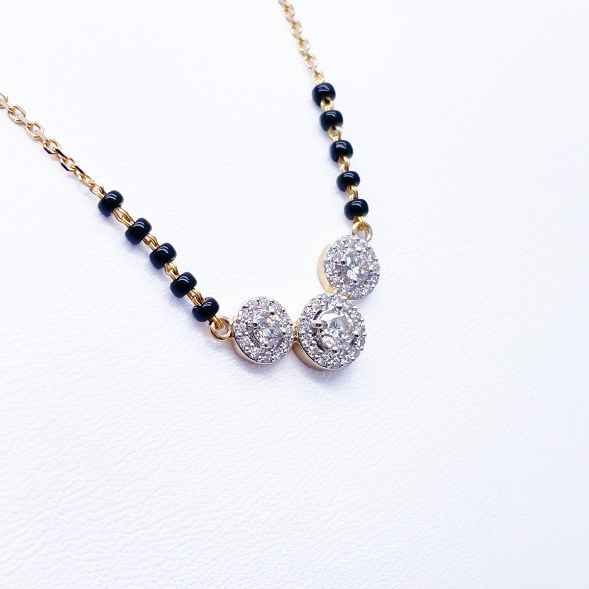 18 Karat Gelbgold Naturdiamant 0.62 Karat Dreifach-Halo-Anhänger Mangalsutra Halskette Punziert