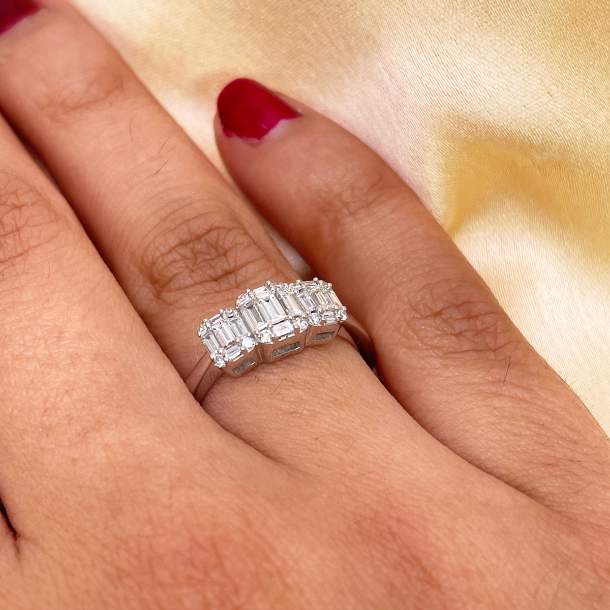 18 Karat Weißgold runder Diamant- und Baguetteschliff-Trilogie-Ring 0,58 ct