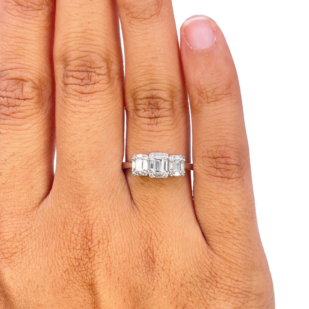18 Karat Weißgold runder Diamant- und Baguetteschliff-Trilogie-Ring 0,58 ct