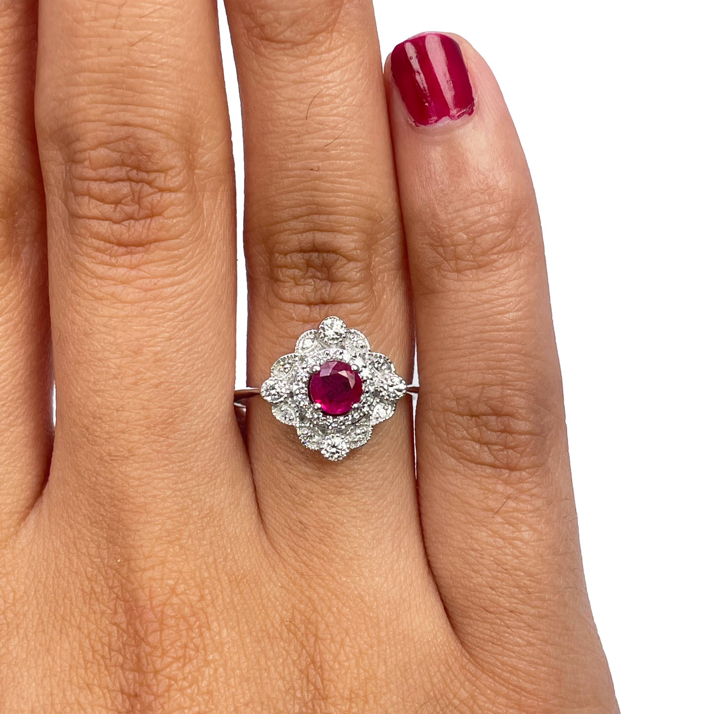 14 Karat Weißgold runder Rubin- & Diamant-Cluster-Ring mit Milgrain, 0.72 Karat