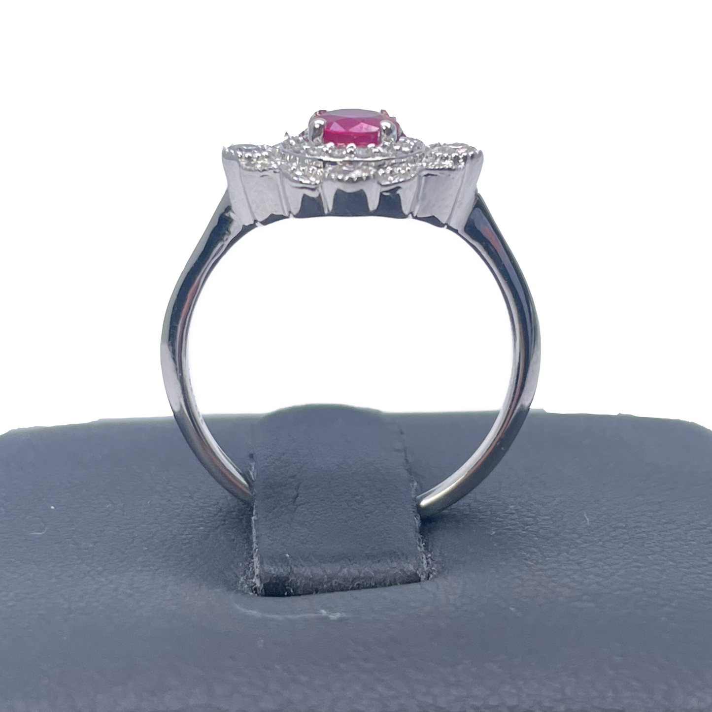 14 Karat Weißgold runder Rubin- & Diamant-Cluster-Ring mit Milgrain, 0.72 Karat