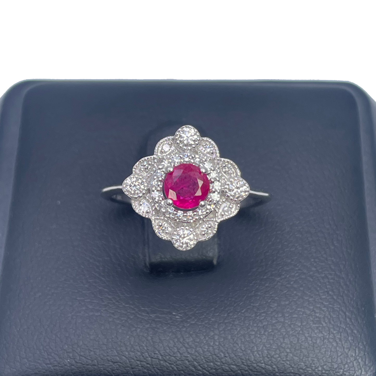 14 Karat Weißgold runder Rubin- & Diamant-Cluster-Ring mit Milgrain, 0.72 Karat