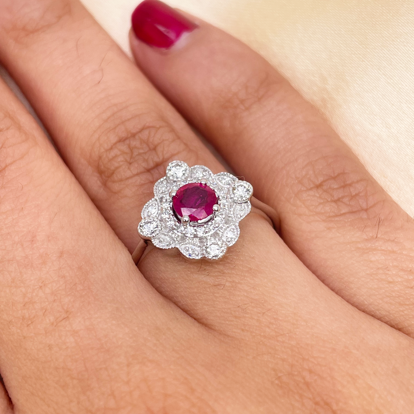 14 Karat Weißgold runder Rubin- & Diamant-Cluster-Ring mit Milgrain, 0.72 Karat