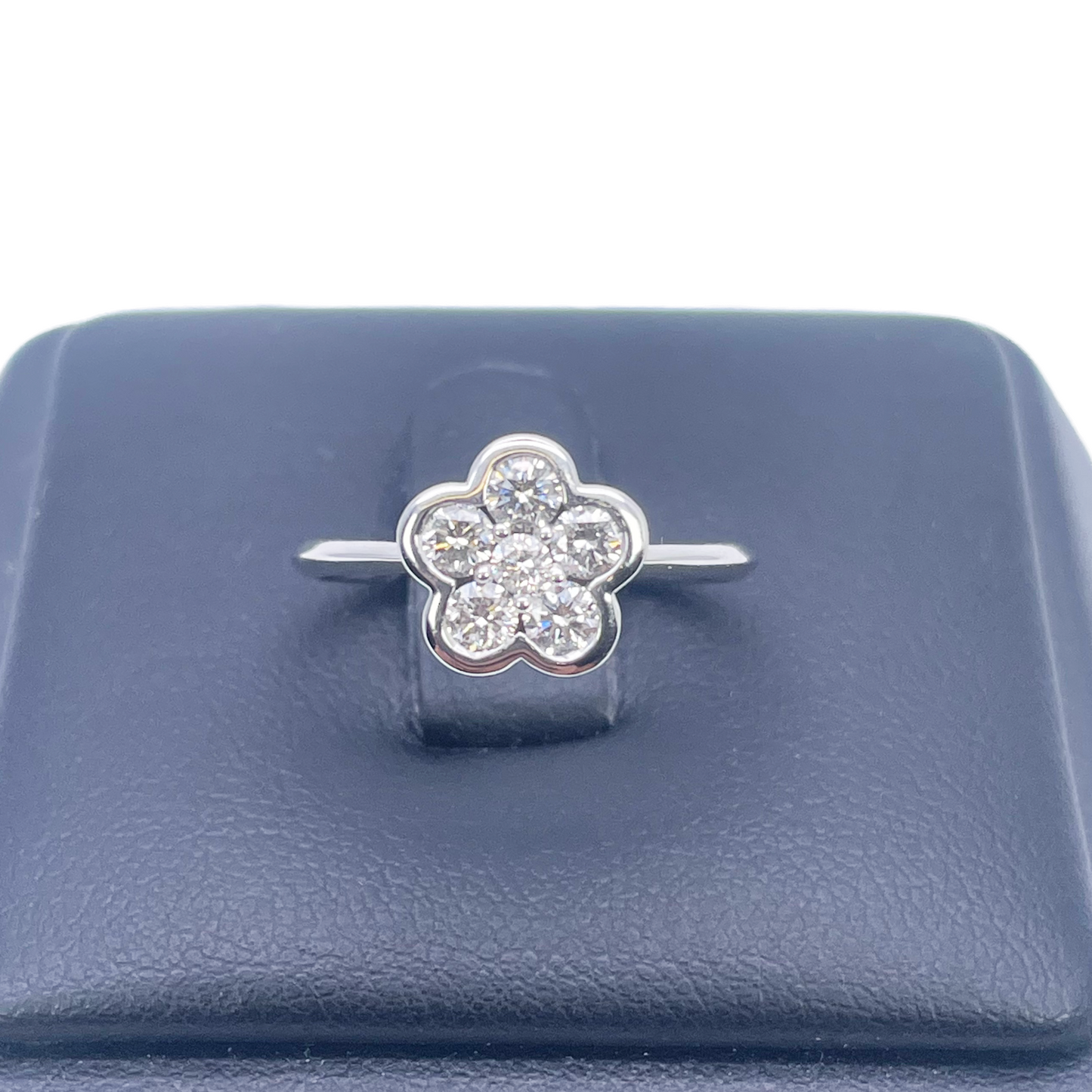 18 Karat Weißgold Eleganter Blumen-Diamantring 0,46ct
