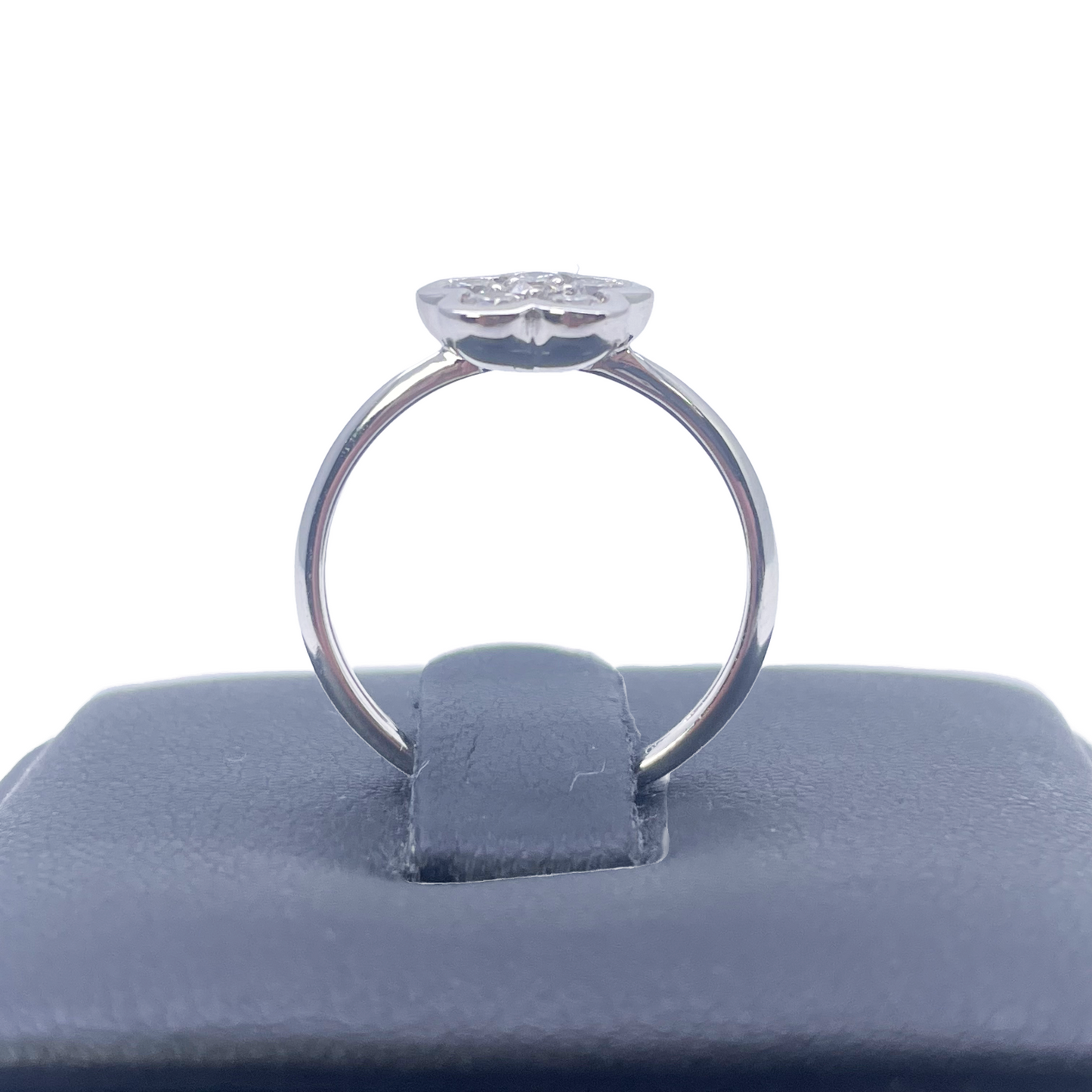 18 Karat Weißgold Eleganter Blumen-Diamantring 0,46ct
