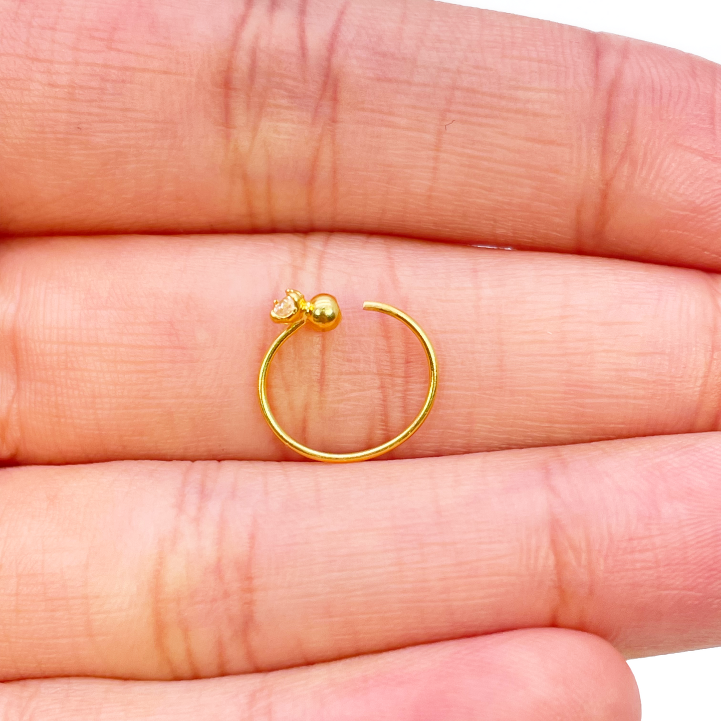 22 Karat Gelbgold wunderschöner, kleiner Huggie Nasenpiercing Ring 8,8mm