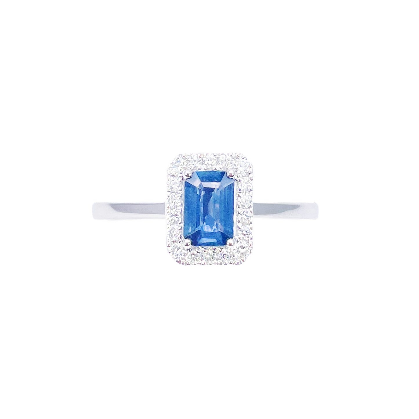 Ring aus 18 Karat Weißgold mit blauem Saphir im Emeraldschliff und Diamant-Halo, 0,79 Karat