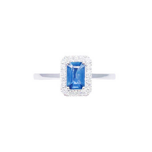 Ring aus 18 Karat Weißgold mit blauem Saphir im Emeraldschliff und Diamant-Halo, 0,79 Karat