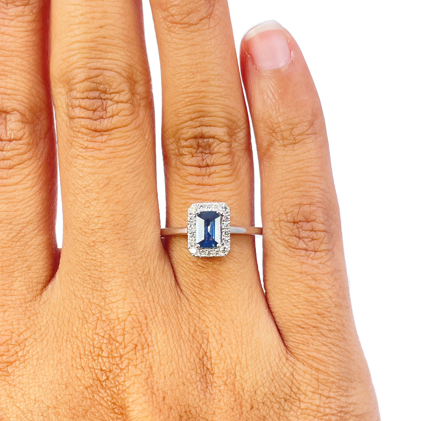 Ring aus 18 Karat Weißgold mit blauem Saphir im Emeraldschliff und Diamant-Halo, 0,79 Karat