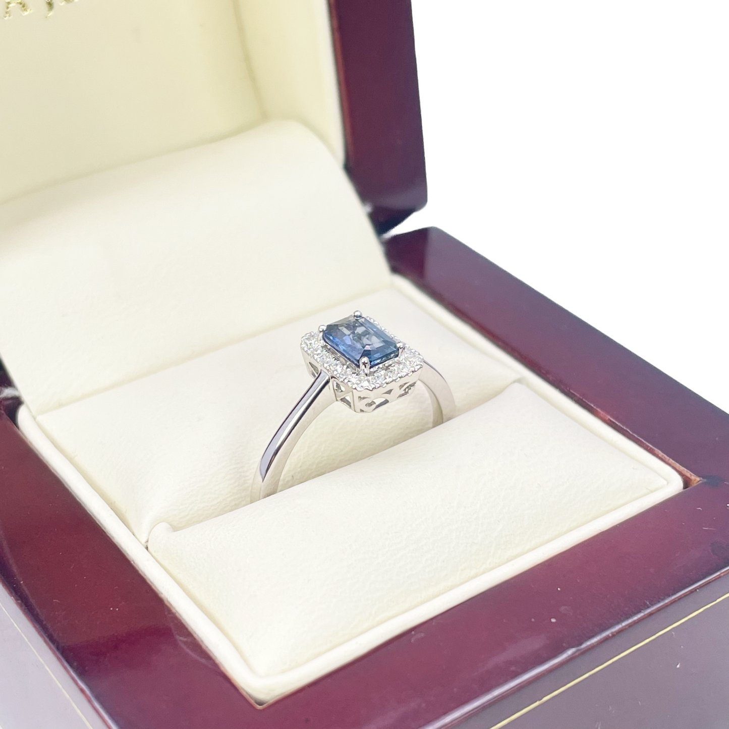 Ring aus 18 Karat Weißgold mit blauem Saphir im Emeraldschliff und Diamant-Halo, 0,79 Karat