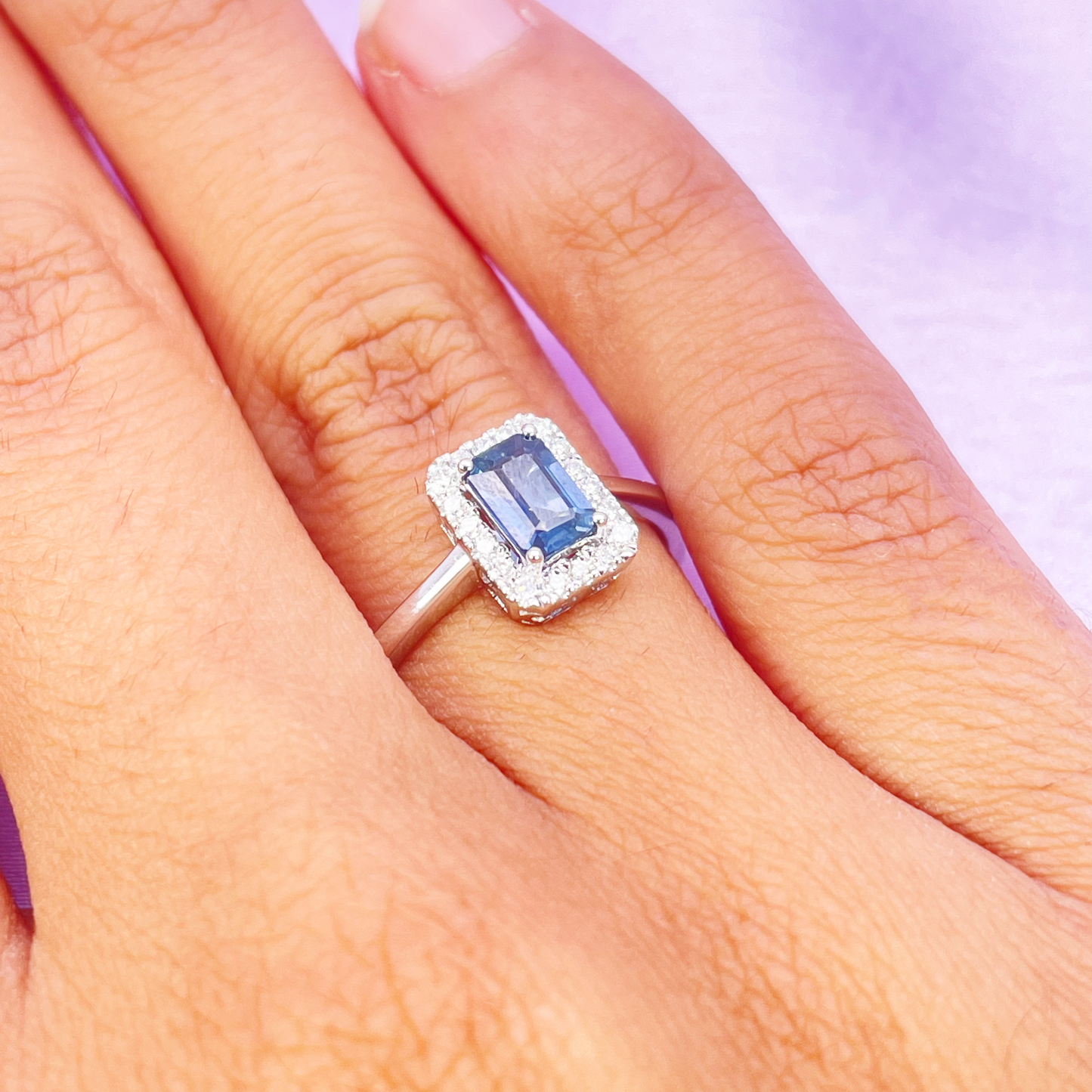 Ring aus 18 Karat Weißgold mit blauem Saphir im Emeraldschliff und Diamant-Halo, 0,79 Karat