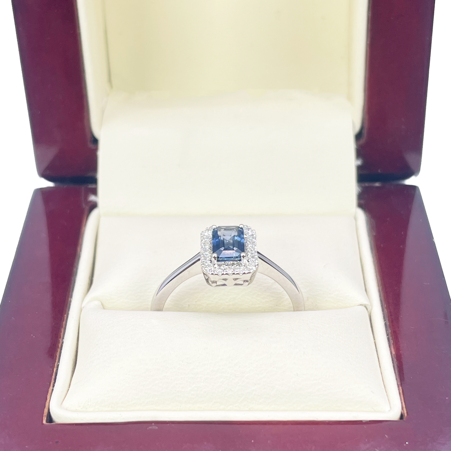 Ring aus 18 Karat Weißgold mit blauem Saphir im Emeraldschliff und Diamant-Halo, 0,79 Karat