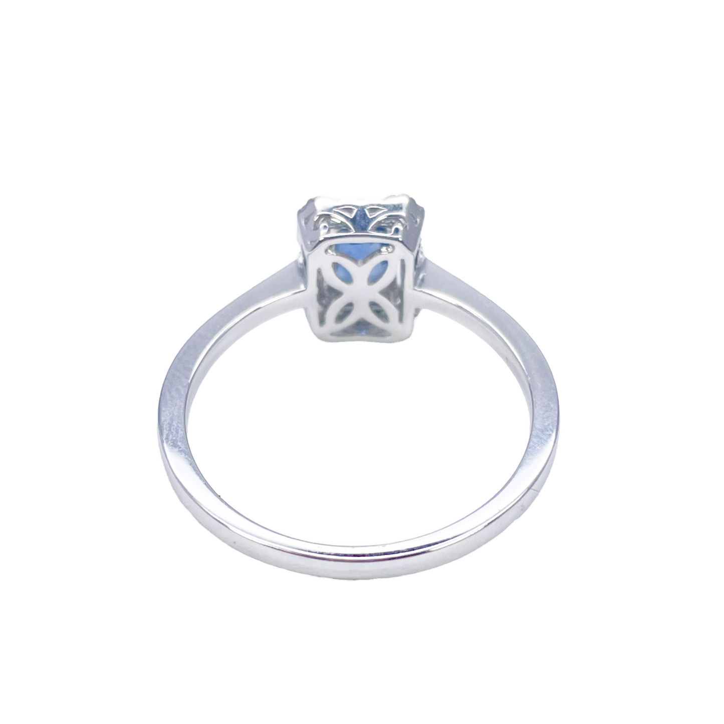 Ring aus 18 Karat Weißgold mit blauem Saphir im Emeraldschliff und Diamant-Halo, 0,79 Karat