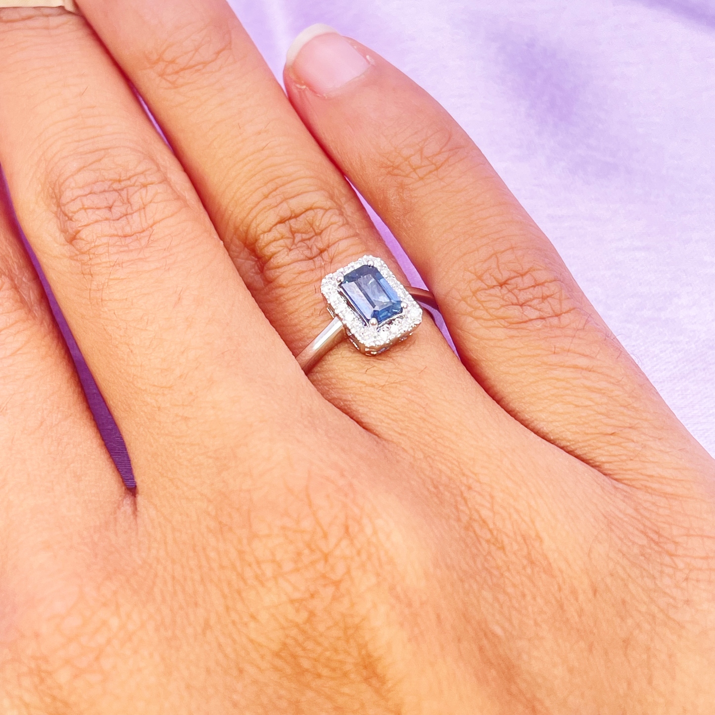 Ring aus 18 Karat Weißgold mit blauem Saphir im Emeraldschliff und Diamant-Halo, 0,79 Karat