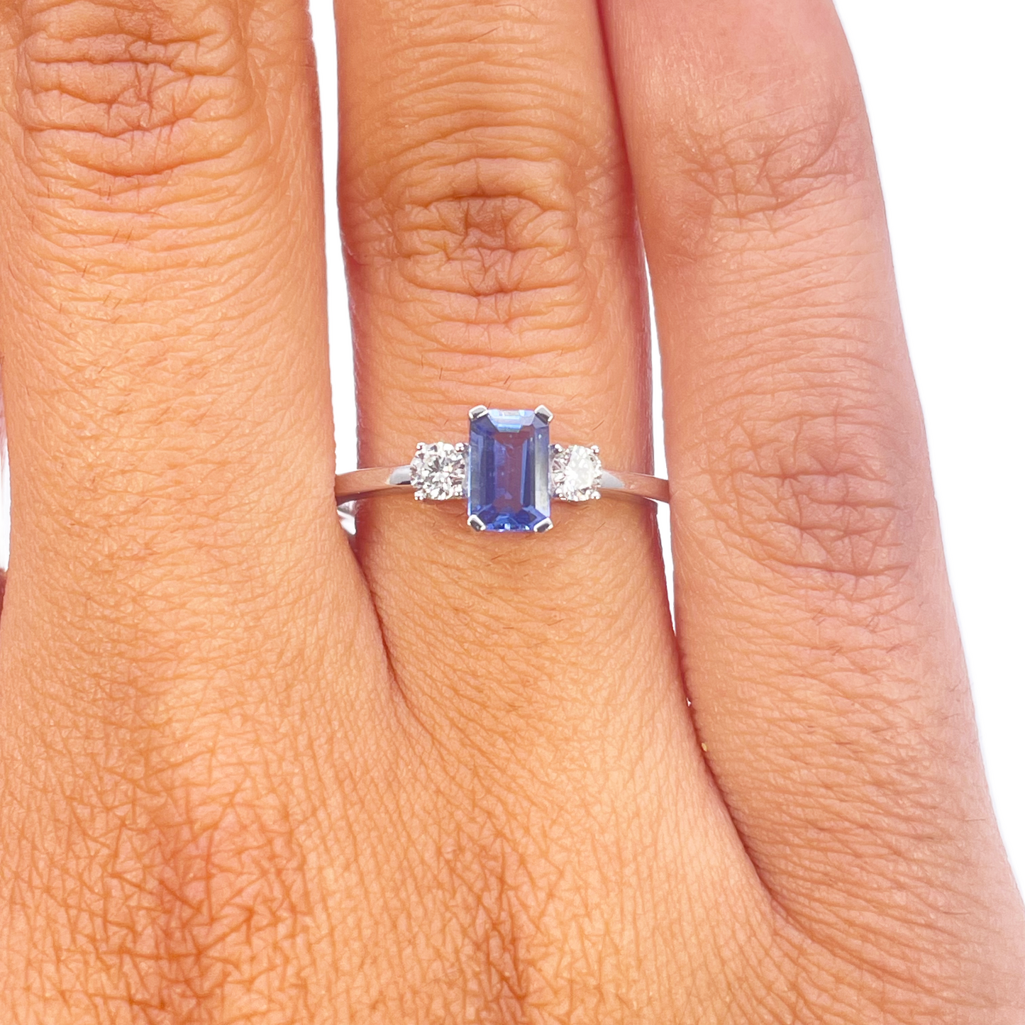 18 Karat Gold Saphir Diamant Ring Natur Rund & Smaragdschliff Drei-Stein 0,80 Karat