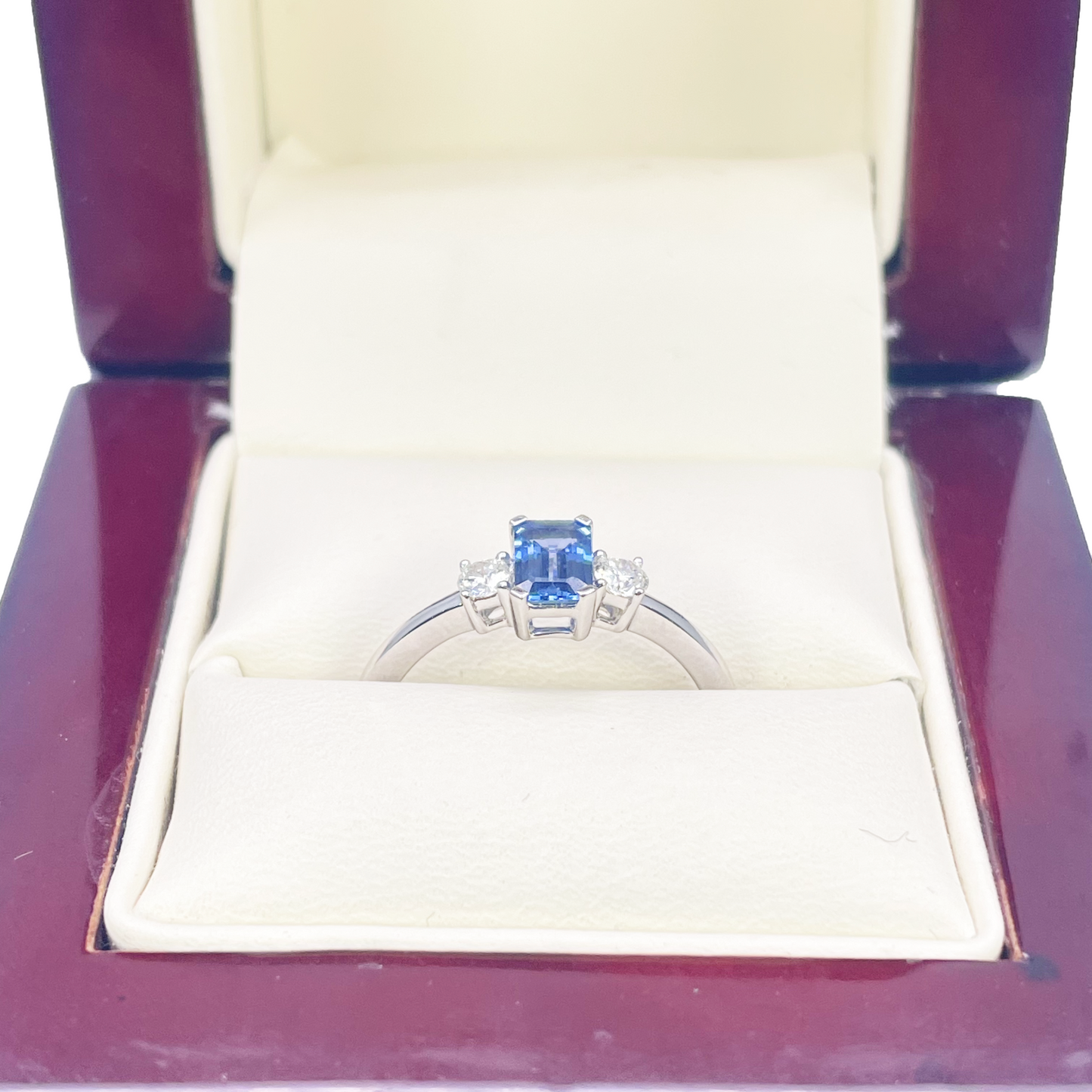 18 Karat Gold Saphir Diamant Ring Natur Rund & Smaragdschliff Drei-Stein 0,80 Karat