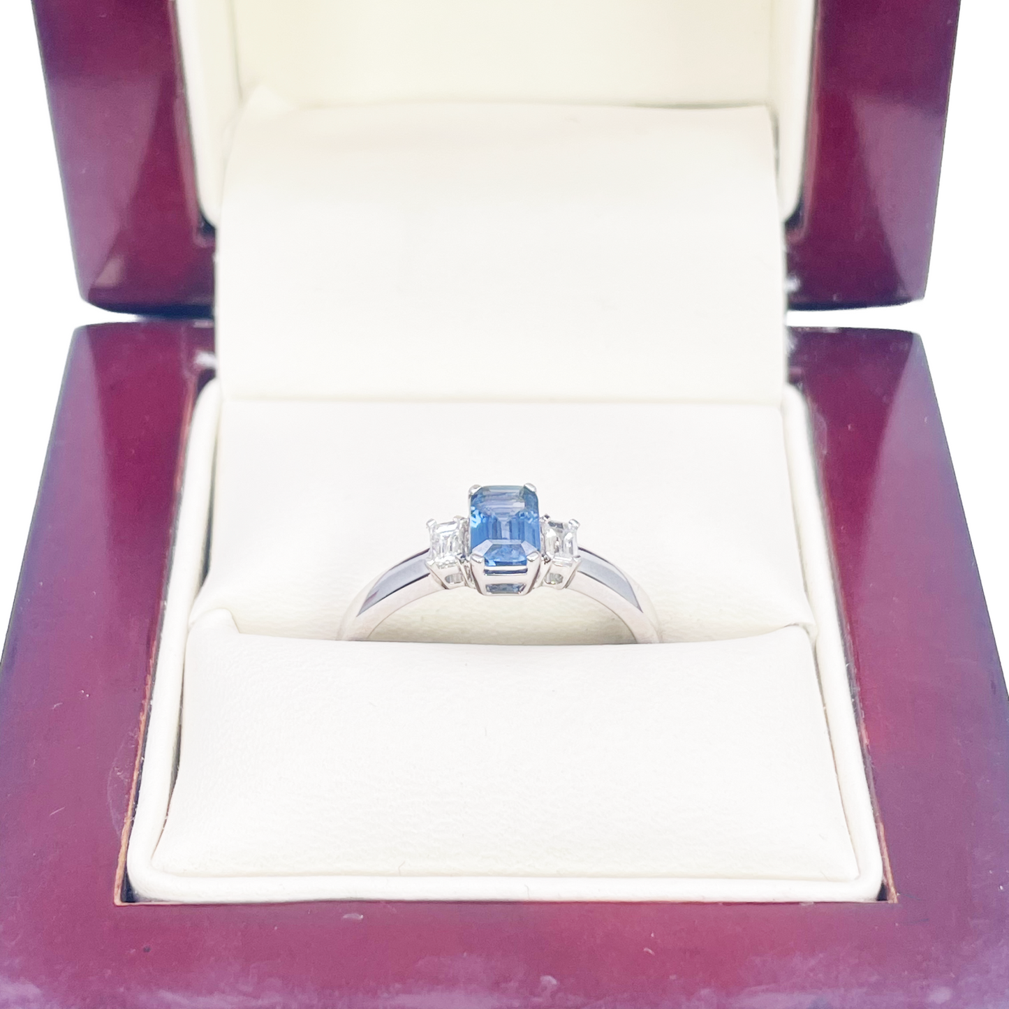 18 Karat Gold Saphir Diamant Ring Natürlicher Baguette- & Smaragdschliff 0,86 Karat