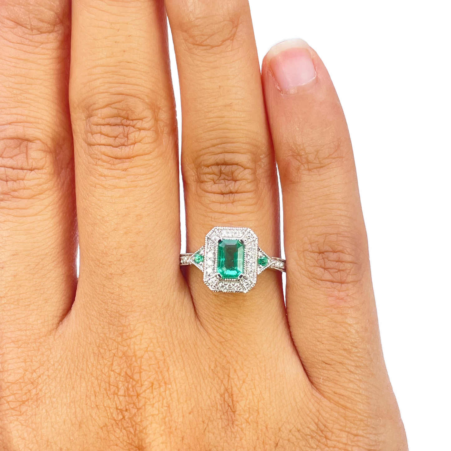 18 Karat Gold Ring mit Natur-Smaragd, Diamanten im Rund- und Smaragdschliff, 0,80 Karat