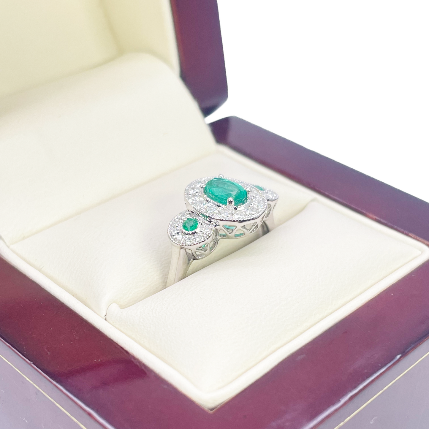 18 Karat Gold Ring mit natürlichen Smaragden und Diamanten, rund & oval geschliffen, 0,80 ct
