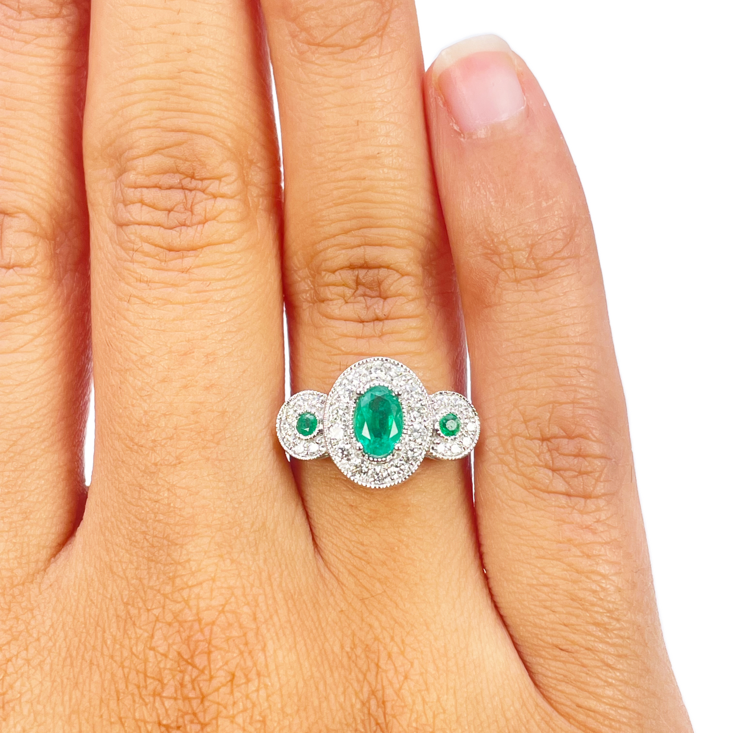 18 Karat Gold Ring mit natürlichen Smaragden und Diamanten, rund & oval geschliffen, 0,80 ct