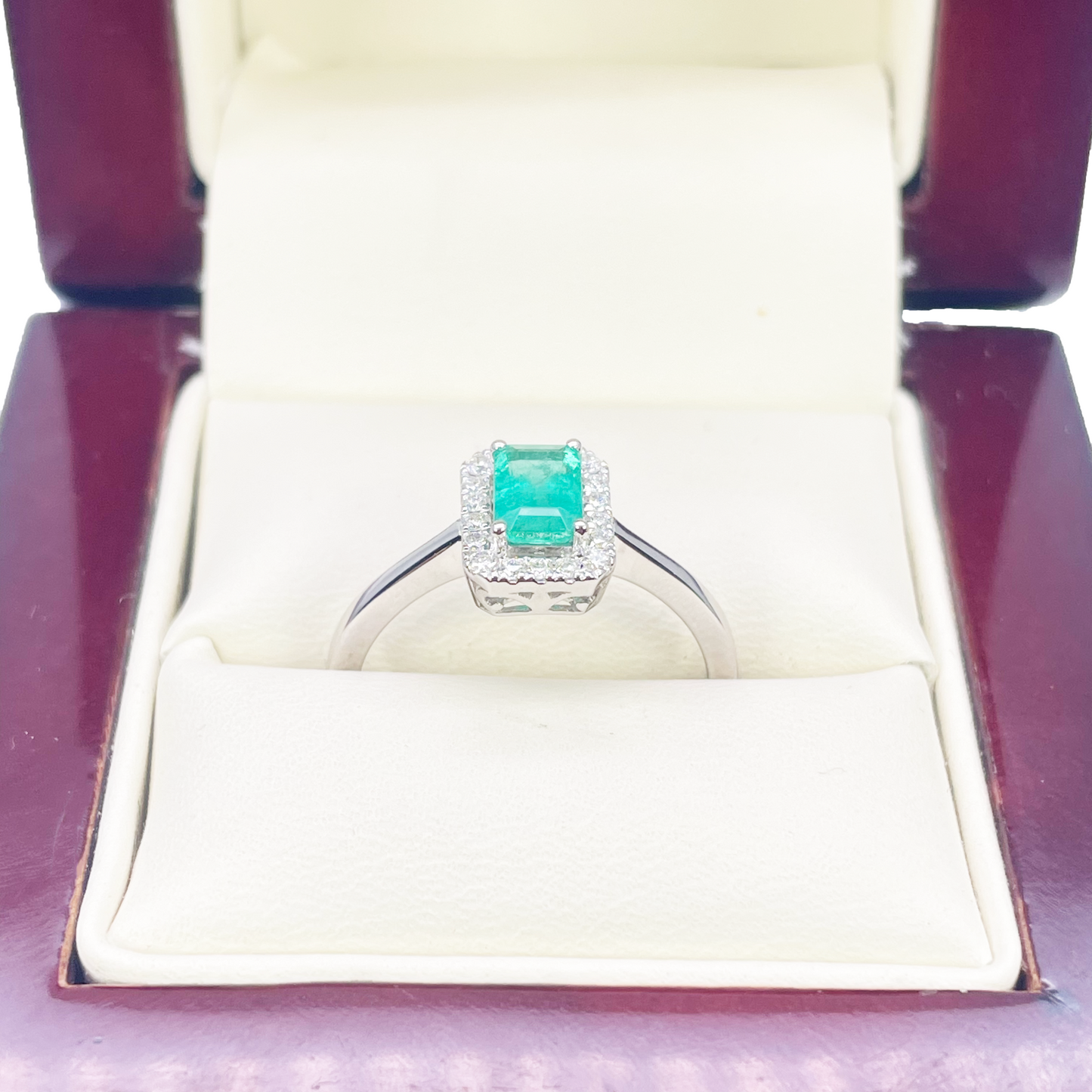 18 Karat Gold Ring mit natürlichem Smaragd, Diamant-Halo, runder und Smaragdschliff 0,70 Karat