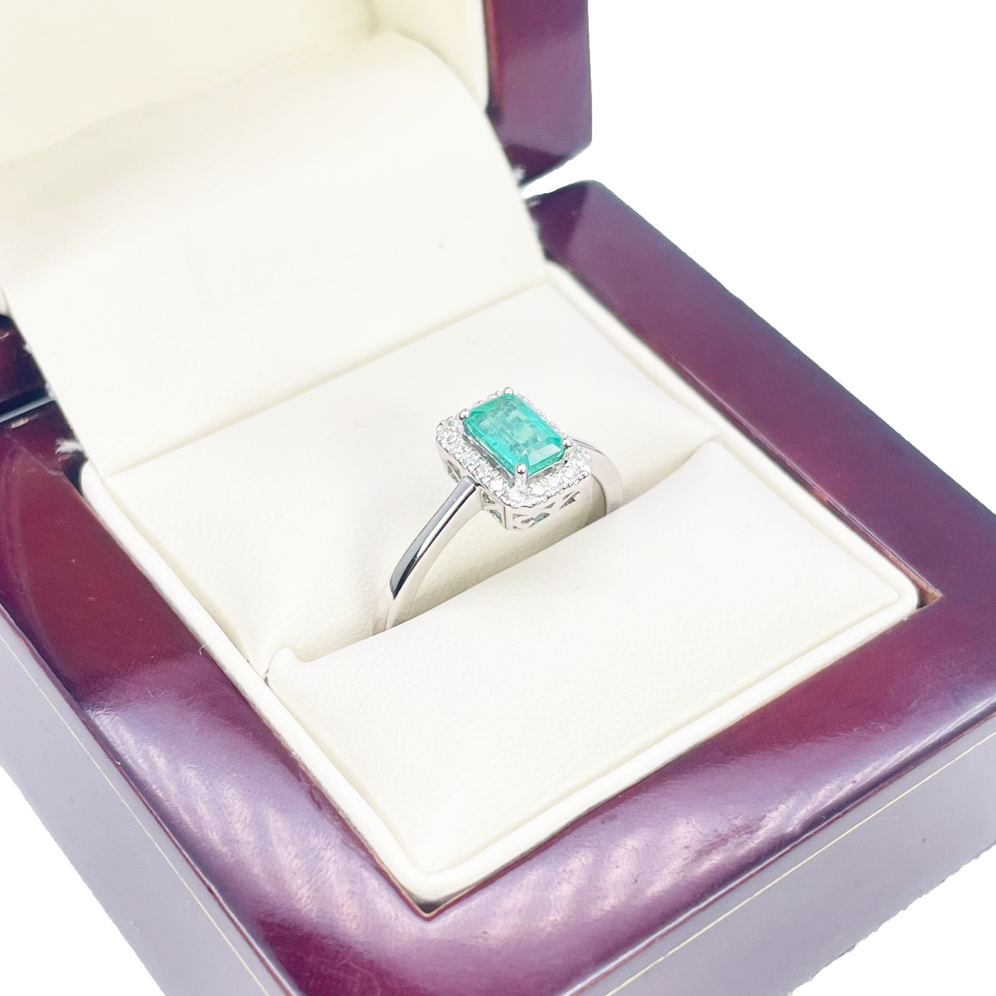 18 Karat Gold Ring mit natürlichem Smaragd, Diamant-Halo, runder und Smaragdschliff 0,70 Karat