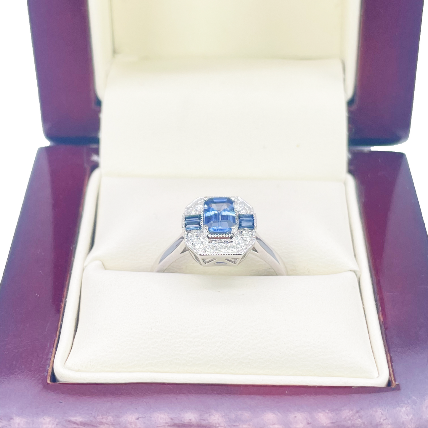 18 Karat Gold Saphir-Diamant-Halo-Ring, rund & Smaragd-Schliff, 1.00 Karat