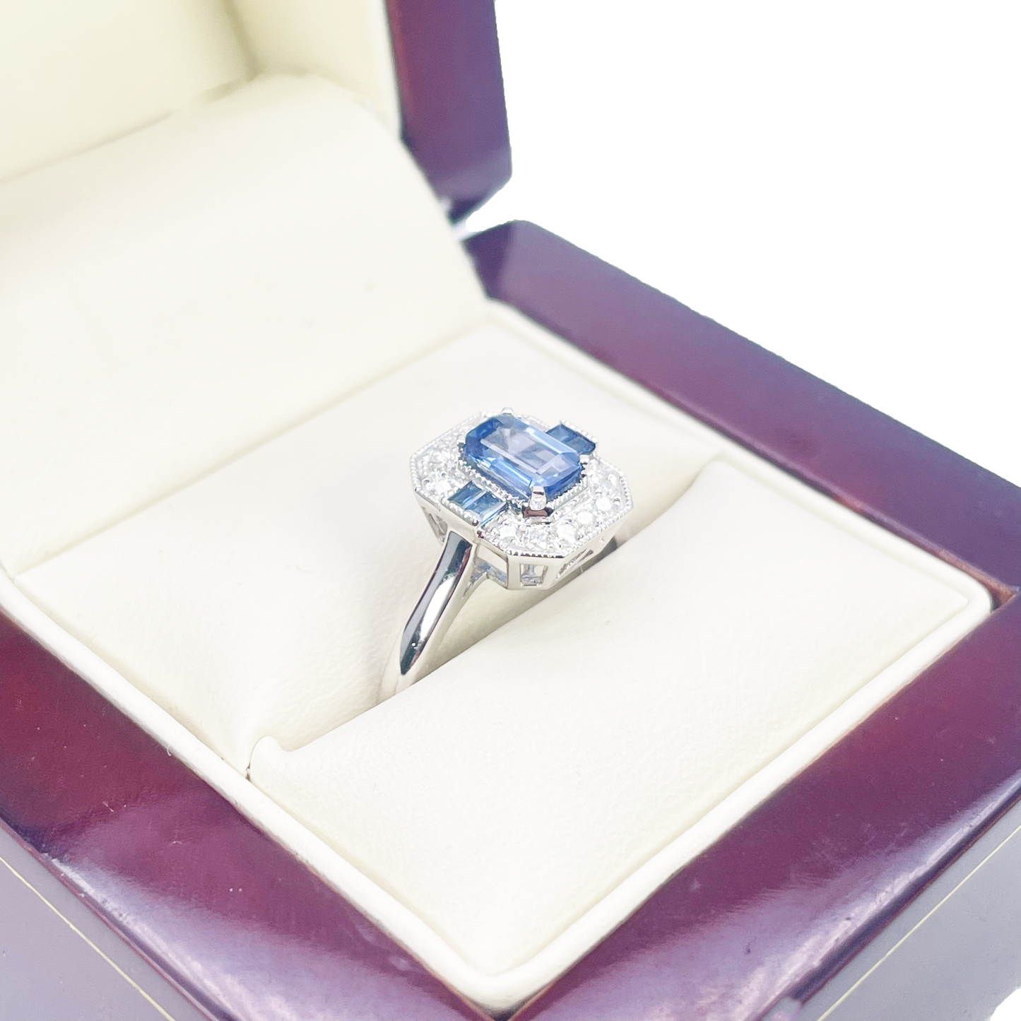 18 Karat Gold Saphir-Diamant-Halo-Ring, rund & Smaragd-Schliff, 1.00 Karat