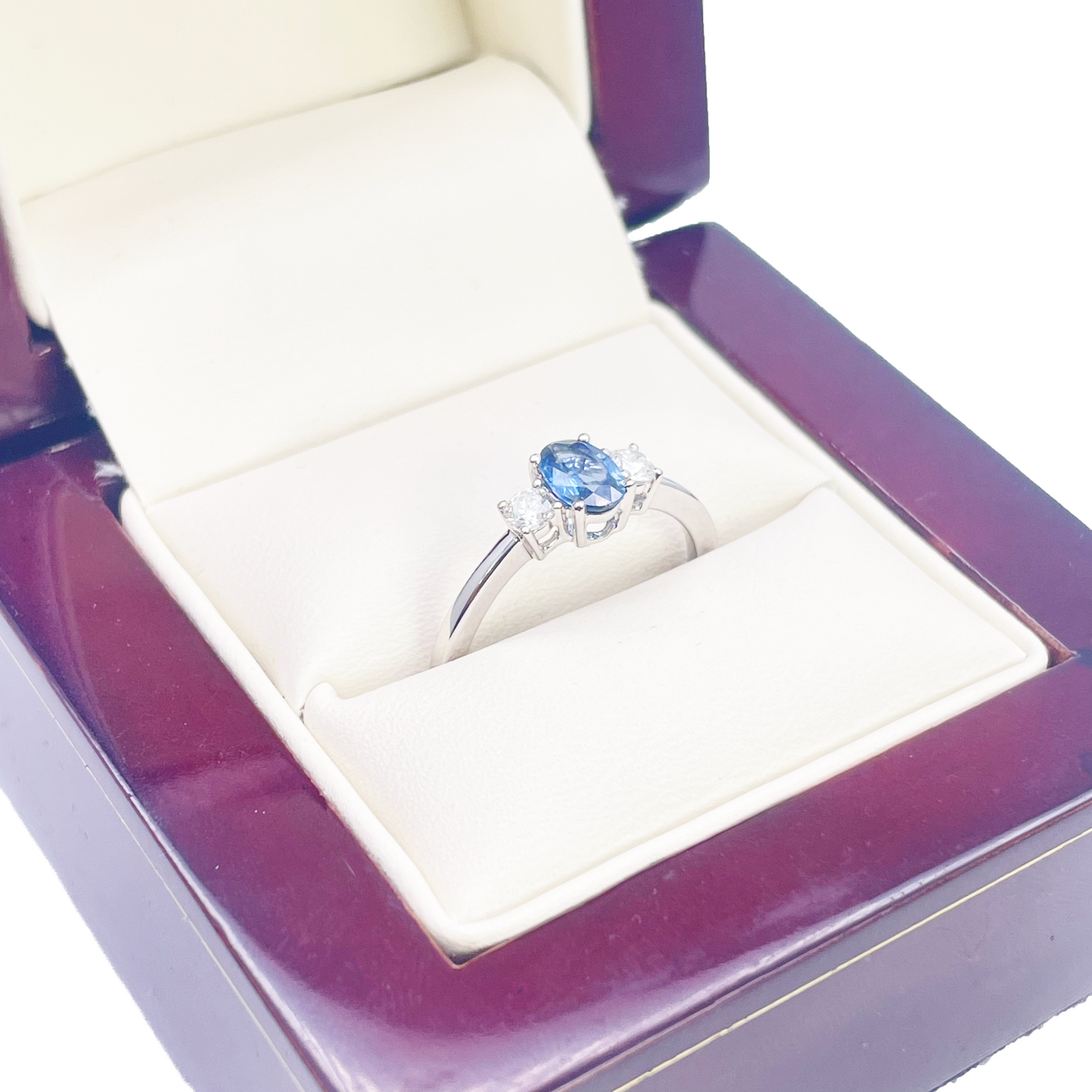 18 Karat Gold Saphir Diamant Ring Drei-Steine Rund & Oval Schliff 0.65 Karat