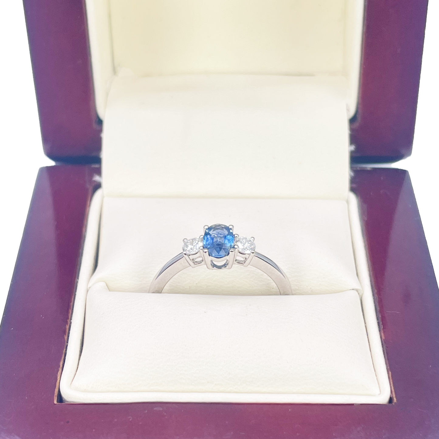 18 Karat Gold Saphir Diamant Ring Drei-Steine Rund & Oval Schliff 0.65 Karat