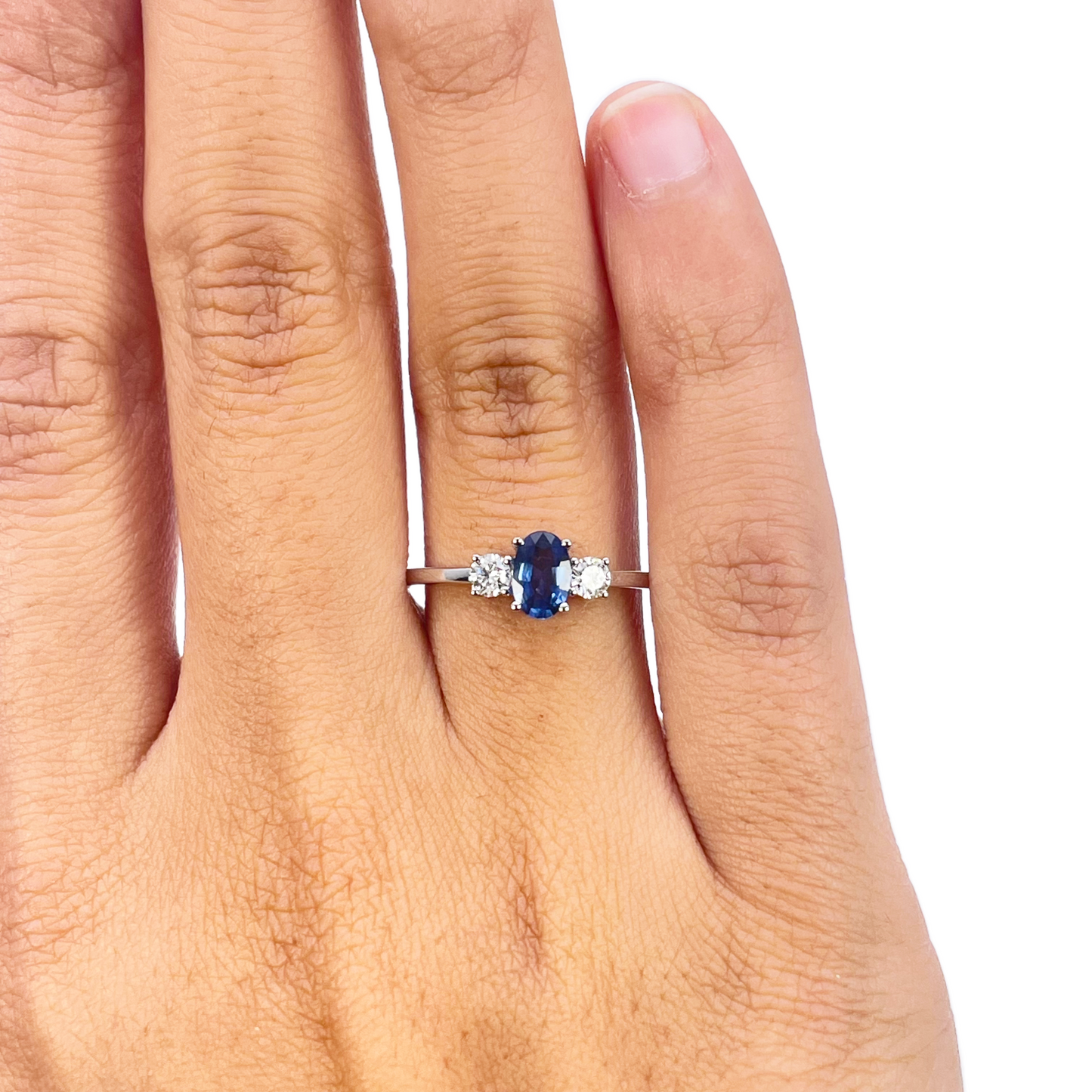 18 Karat Gold Saphir Diamant Ring Drei-Steine Rund & Oval Schliff 0.65 Karat