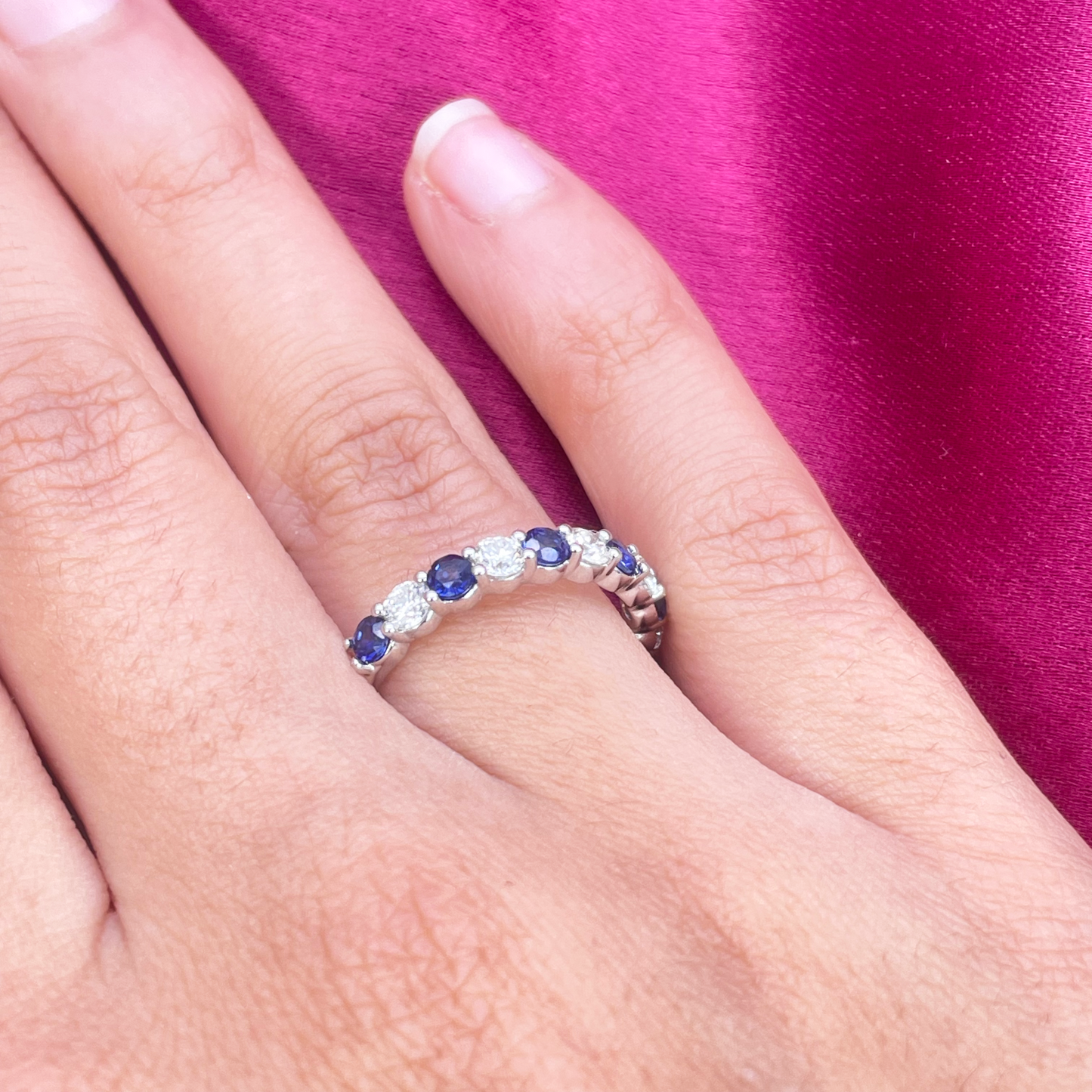 18 Karat Gold Ring mit natürlichen, runden Diamanten & Saphiren, halb Memory-Ring, stapelbar, 1.20 Karat