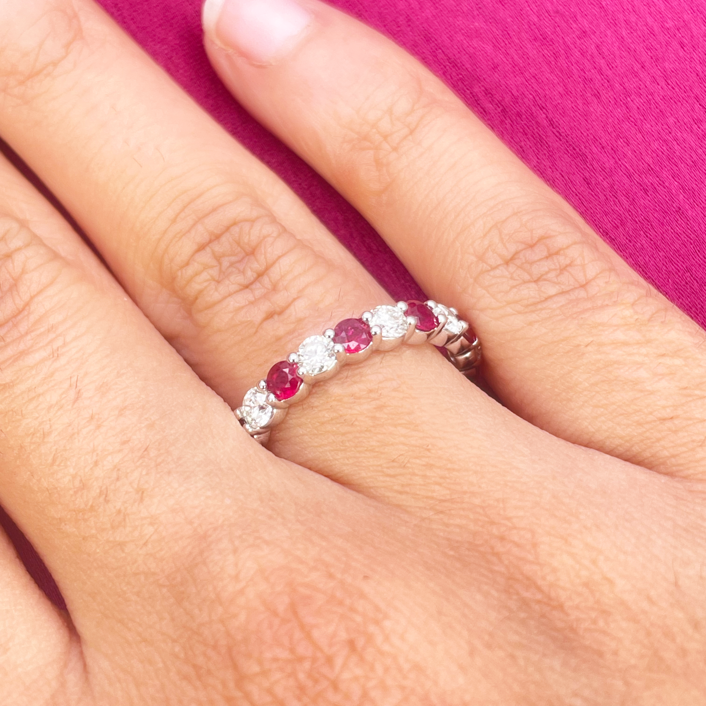 18 Karat Gold Natürlicher Runder Diamant & Rubin Halb-Eternity Stapelring 1,05 Karat
