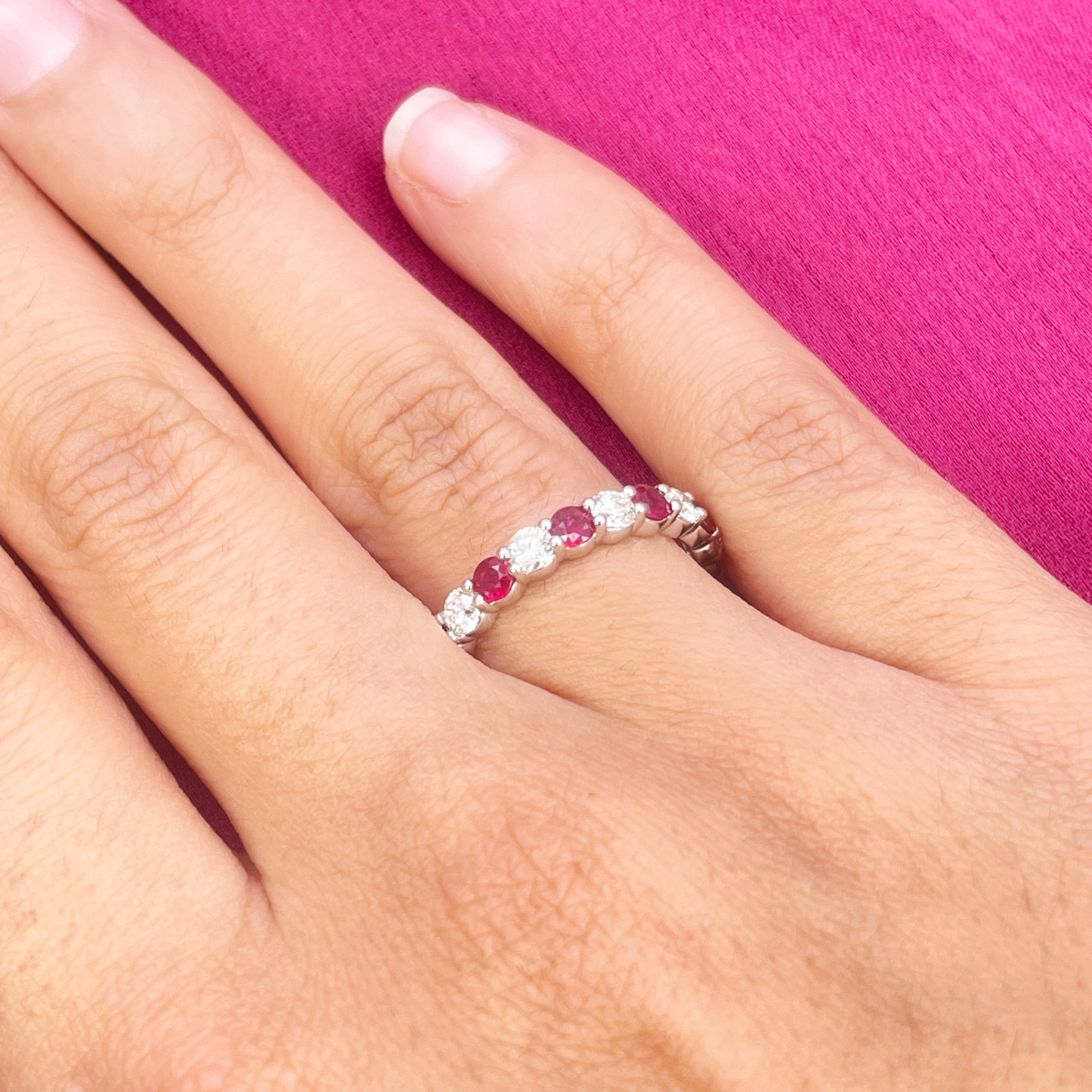 18 Karat Gold Natürlicher Runder Diamant & Rubin Halb-Eternity Stapelring 1,05 Karat