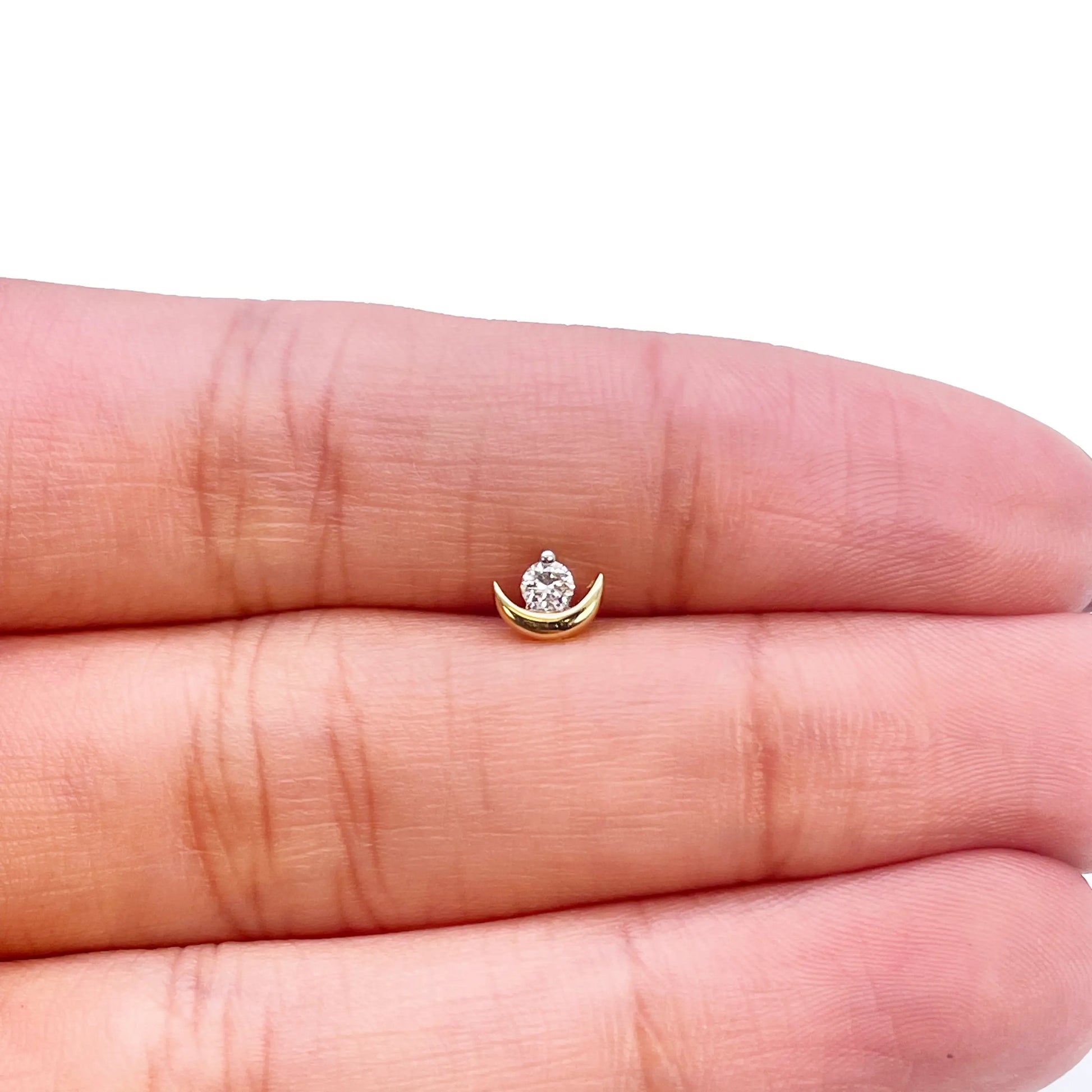 Crescent Moon Round Diamond Threaded Nose Stud 18ct Yellow Gold 0.07cts 